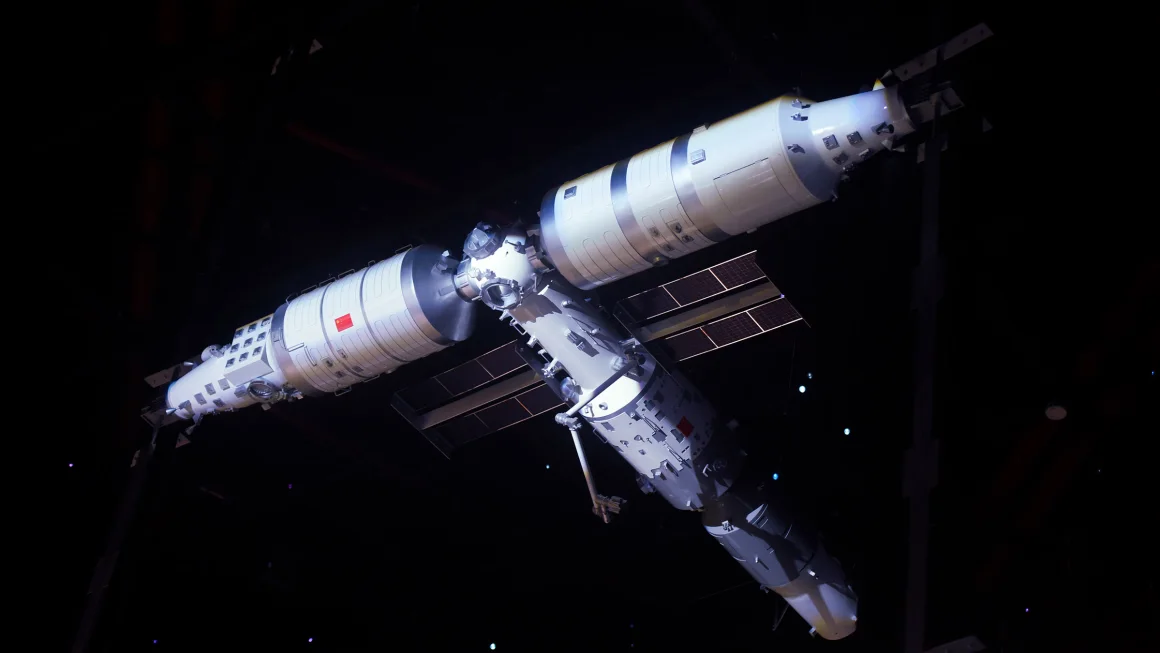 dr-ayesha-khan-astronot-pakistan-pertama-yang-berangkat-ke-stasiun-luar-angkasa-tiangong-milik-china