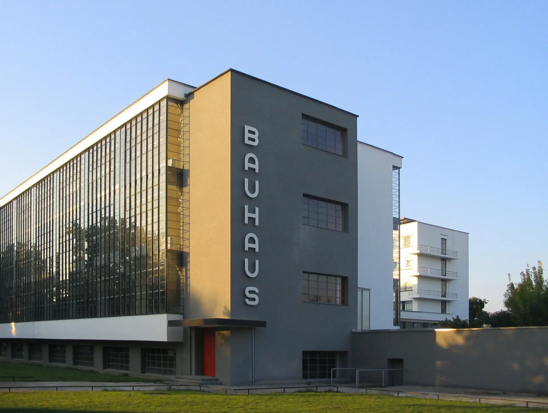 bandara-bauhaus-di-dessau-permata-arsitektur-modern-yang-terlupakan